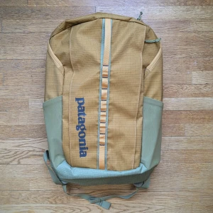 Patagonia Black Hole 25L - Gul/Grön - Ryggsäcken är tillverkad i slitstarkt material och har en rymlig huvudfack med flera mindre fack för organisation. Den ha även laptop fack som passar dator up till 15'.  Skick 10/10