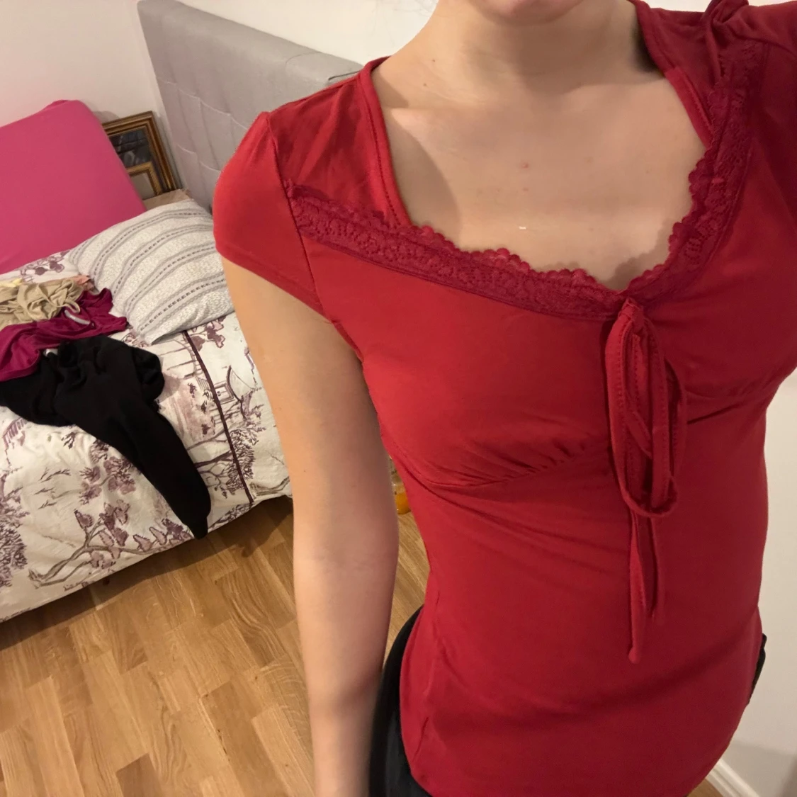 Röd topp med spetsdetaljer - 90