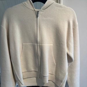 Beige hoodie från Zara - Säljer en stilren beige hoodie från Zara med dragkedja och ficka framtill. Perfekt för en avslappnad look. Den har en mjuk och bekväm och använt 1 gång ❣️