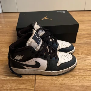 Nike Air Jordans i svart och vit - Jordan 1 skick okej storlek 36,5 säljer för att skorna inte passar längre 