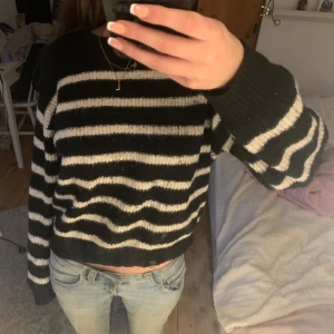 Svart och vit randig stickad tröja -  mysig svart och vit randig stickad tröja från HM. Tröjan har långa ärmar och en bekväm passform. vet inte Orginalpris 💕