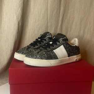 Glittriga sneakers från Valentino - Ett par jättefina Valentino flycrews 😊 mycket bra skick förutom lite slitna på sulan men inget som stör när man använder dem ✅Skriv gärna om du har några frågor 😃