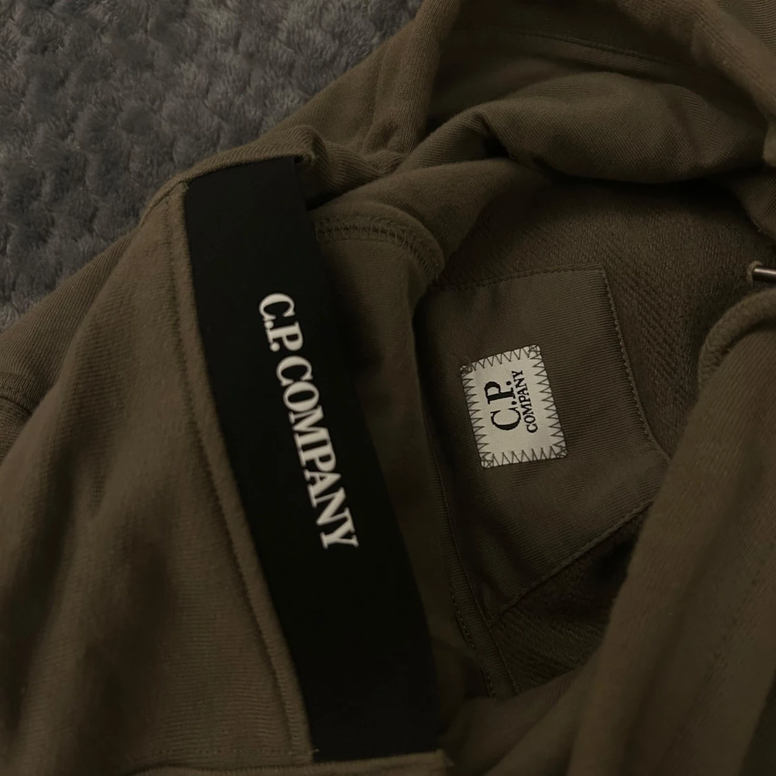 Olivgrön hoodie från C.P. Company - 92