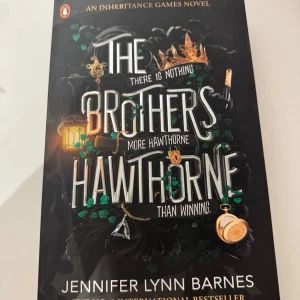 The Brothers Hawthorne - En spännande bok i serien 'An Inheritance Games Novel' av Jennifer Lynn Barnes. Boken handlar om Grayson och Jameson Hawthorne som ställs inför familjehemligheter och omöjliga utmaningar. Perfekt för dig som gillar mysterier och intriger. Aldrig läst den då jag inte haft tid. Ett impulsköp för 279 på Akademibokhandeln. 