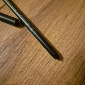 Lh cosmetics kajal Cryon i färgen Siren - Enkel att applicera och ger en intensiv färg. Använd en gång. Färgen heter Siren och är Burgundy. 