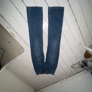 Blå jeans från 152 - Snygga blå jeans med klassisk design från märket Lager 152. De har en rak passform och är tillverkade i denim. Perfekta för en avslappnad stil. 👍