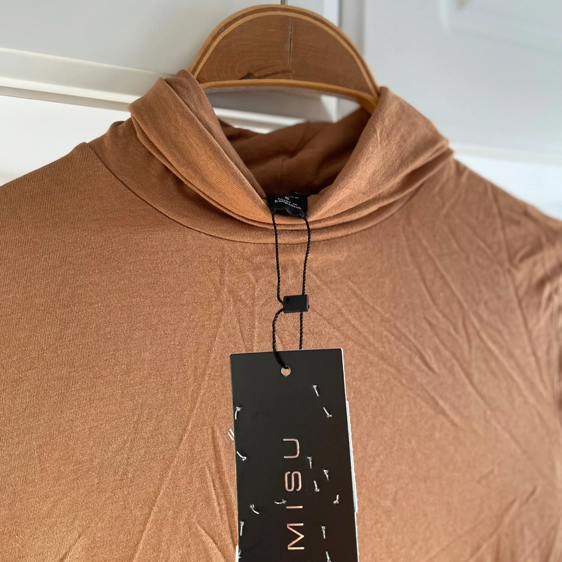 Brun polotröja från Amisu