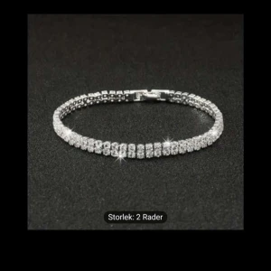 Gyllene armband med tvinnad design - Elegant gyllene armband med en tvinnad design. Perfekt för att lägga till en touch av stil till din och har en säker låsning. Skriv för mer detaljer. Priset kan diskuteras!