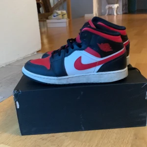 Nike Air Jordans i svart, rött och vitt - Ett par Jordan i mycket bra skick. Original förpackningen kommer med. Inte använt så mycket.Pris kan diskuteras.