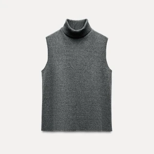 Grå ärmlös polotopp - Snygg grå ärmlös polotopp i mjukt material. Enkel och stilren design som passar till många olika outfits. Nyskick och använd ca 3 gånger! Inga defekter! Postar samma dag du köper!