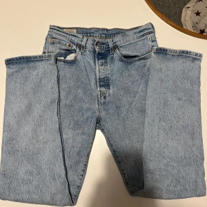 Ljusblå jeans från Levi's - Snygga ljusblå jeans från Levis. Det är 501. Perfekta för en snygg stil. W27 och L30