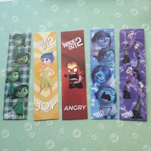 Bokmärken från Inside Out 2 - Säljer ett set med fem färgglada bokmärken från filmen Inside Out 2. Varje bokmärke har olika karaktärer och känslor som Joy, Angry och andra. Perfekt för att hålla koll på var du är i boken med stil!