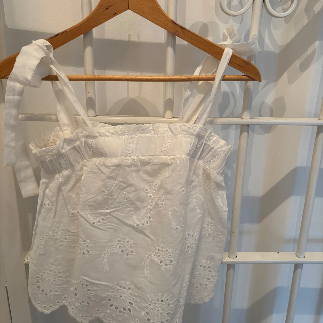 Vit axelbandslös blus