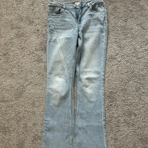 Ljusblå jeans från Gina Tricot - Säljer ett par ljusblå jeans från Gina Tricot i storlek 158. Skulle dock säga att de är rätt så långa i benen. Köpta för ca 300kr 