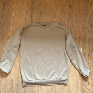 Beige sweatshirt - Säljer en stilren beige sweatshirt med rund hals och långa ärmar. Perfekt för en avslappnad look. Passar bra till jeans eller chinos. Köptes för 200kr säljs för 150kr