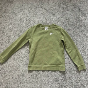 Grön tröja från Nike - Grön sweatshirt från Nike. Använd fåtal gånger och inga märken eller fläckar på. Köpt för 399kr 