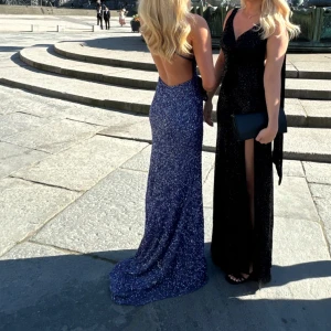 Blå glittrig balklänning  - Säljer en fantastisk blå glittrig långklänning med öppen rygg och smala axelband. Perfekt för balen ! ✨Priset kan diskuteras!