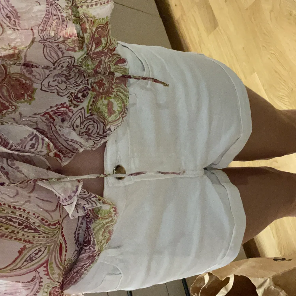 Snygga vita shortsđ€ De har fickor fram och bak samt en knapp och dragkedja i gylfen. Perfekta för sommaren, storlek 42 men passar mig som vanligtvis har S med skĂ€rp , *inga defekter. Shortsit.