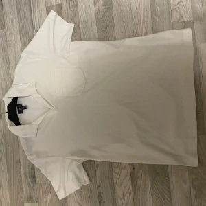 Vit piké  - Säljer min vita H&M pike aldrig använd storlek M i frotté liknande material. 