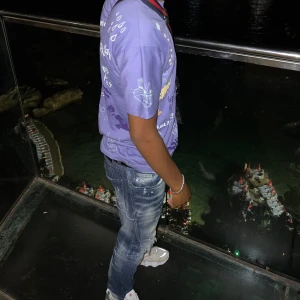 Blå jeans med dragkedja från Dsquared2 - Snygga blå jeans från Dsquared2 med en unik design. De har en framträdande dragkedja och slitna detaljer.  Dsquared2 made in Italy   som jag knappt använt. Passar för dig som har M på byxor