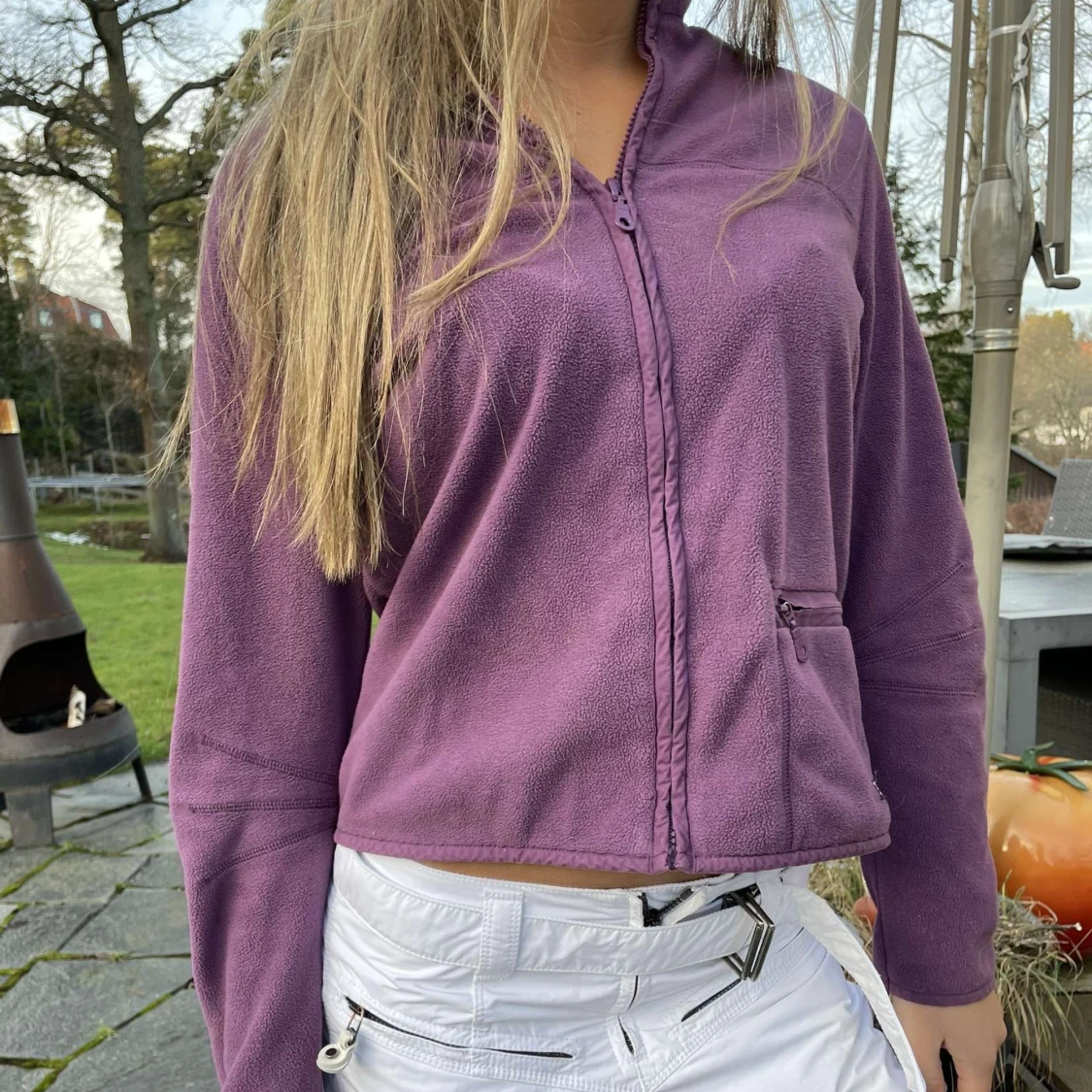 Lila fleecejacka med dragkedja