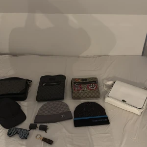 Väskor,mossor,glasögon  - Snygg vit axelväska från Lacoste med stilren design och svart kantdetalj. Perfekt för att bära dina nödvändigheter med stil.