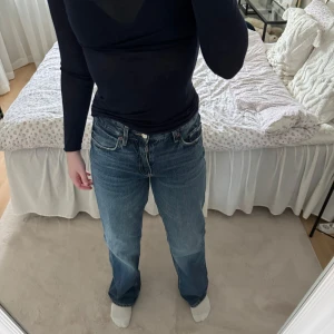 Blåa jeans  - Blåa Zara jeans i storlek 36. Det är ett par midwaist vida jeans. Dom är i ett bra skick då jag använt dom ett fåtal gånger. Innerbenslängd 85 cm och midja 37 cm