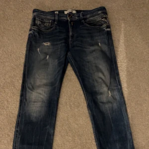 Replay jeans  - Snygga blå jeans från Replay Anbass med sliten design. Använda några gånger säljer då dem inte passar mig längre. Nypris 1500kr