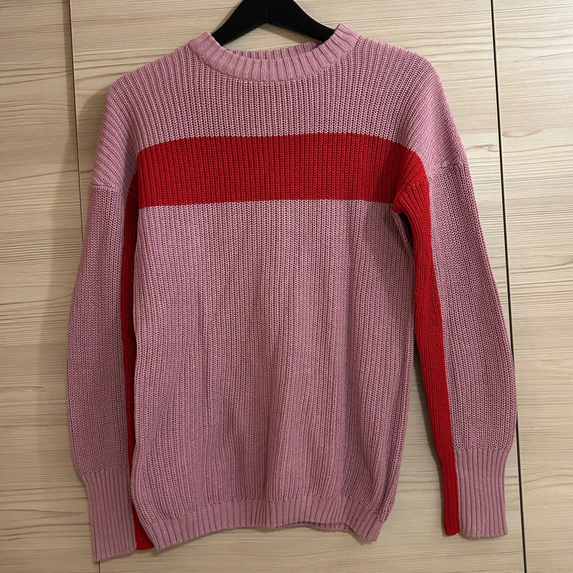 Rosa och röd stickad tröja från NA-KD