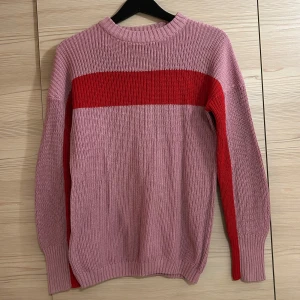 Rosa och röd stickad tröja från NA-KD - Säljer en supergullig stickad tröja från NA-KD i rosa med ett bred röd rand. Storlek s men skulle säga mer s/m. 