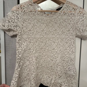 Vit spetsblus från Vila - Jättefin spets blus från vila, toppen är genomskinlig så rekommenderar att ha ett linne under. Toppen är köpt på Plick, jag själv har inte använt den så mycket men vet inte med förra ägaren. Säljer då den inte är min stil längre☺️