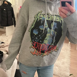 Grå Metallica hoodie - Säljer en grå Metallica hoodie med tryck❣️ köpte för ca 600, inga defekter och knappt använd