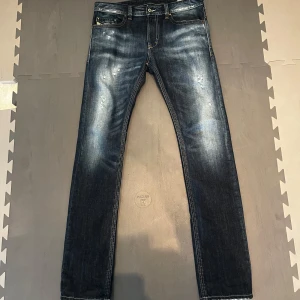 Diesel jeans - Säljer nu mina riktigt feta diesel jeans med Perflet wash och slitningar. Dom är i bra skick och passar perfekt för en lite avslappnad vardagslook. 