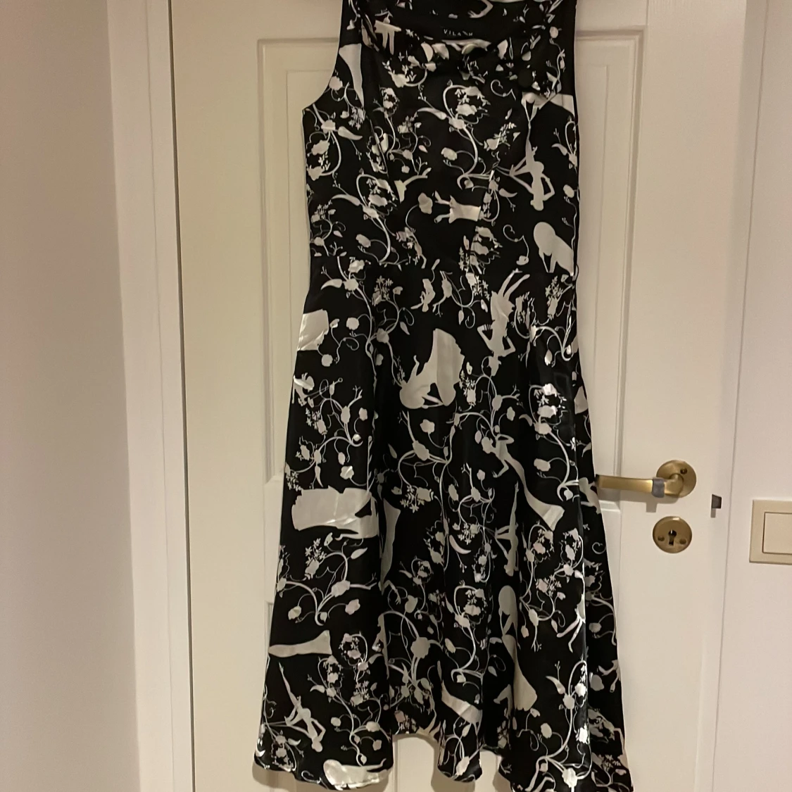 Svart och vit mönstrad klänning från Vila - 2