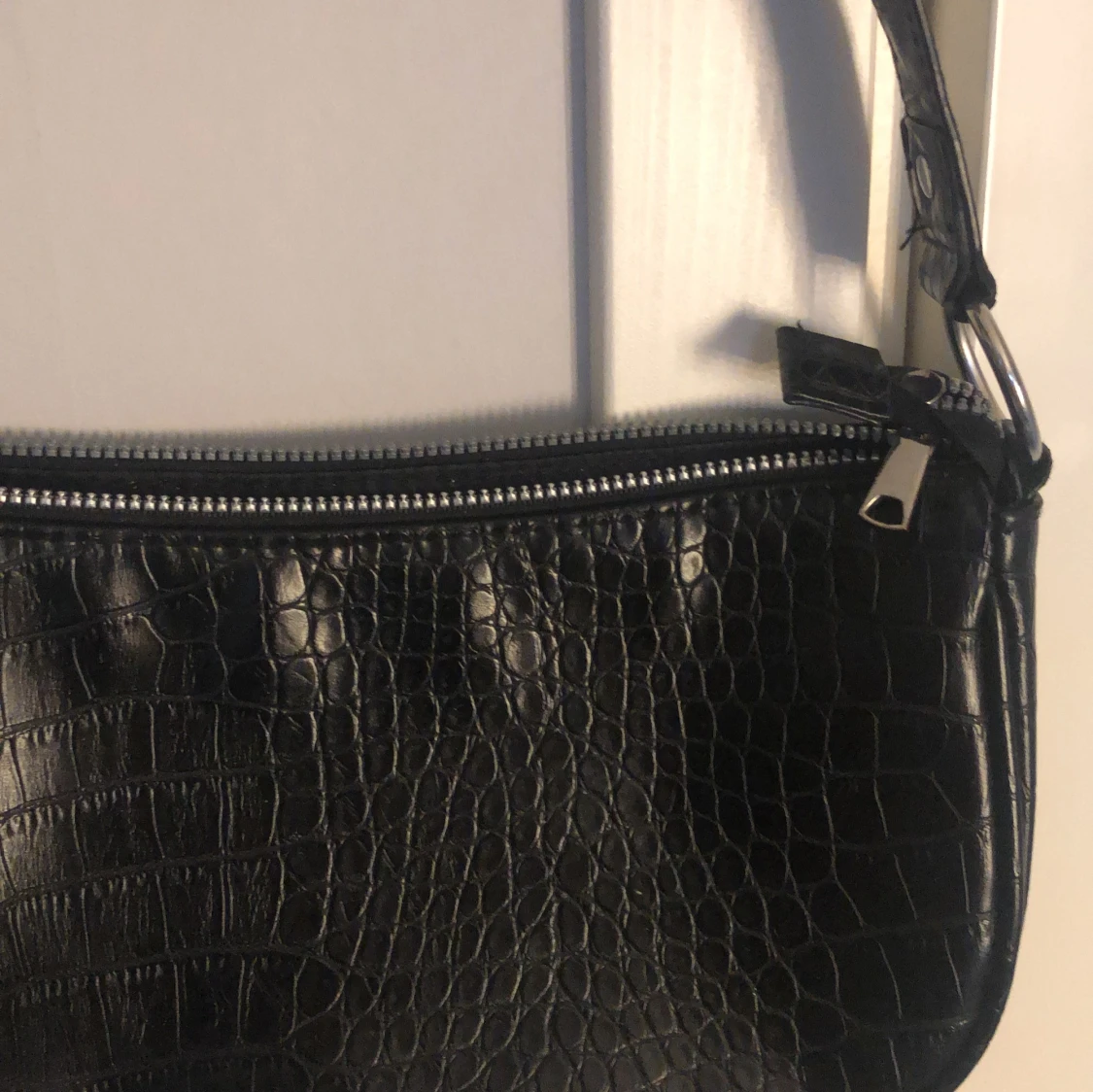 Svart axelväska med krokodilmönster - 1