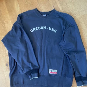 Nike vintage sweatshirt XL - Säljer en mörkblå sweatshirt från Nike med texten 'OREGON-USA' på framsidan. Tröjan har långa ärmar och en rund halsringning. Perfekt för en avslappnad stil. 🌀