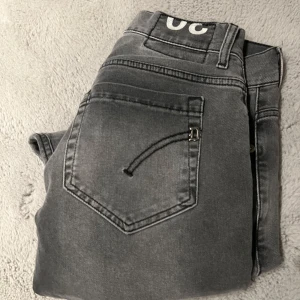 Dondup jeans - Riktigt snygga dondup George jeans  slim   Storlek 30, han på bilden är 170 cm lång De är också i mycket bra skick. Har du några frågor eller funderingar tveka inte att höra av dig dom är små i storleken går också att byta mot något 