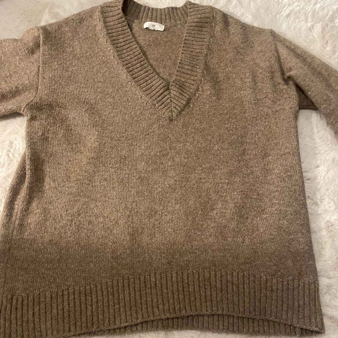 Beige stickad tröja med v-ringning - 90