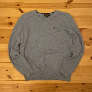 Ljusblå tröja från Hampton Republic - Säljer en stilren ljusblå tröja från Hampton Republic i högkvalitativ bomull. Tröjan har en v-ringad design och ett diskret broderat märke på bröstet. Perfekt för en avslappnad och snygg look. Har bara använts den 3 gånger. Pris ej hugget i sten