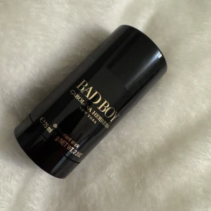 Bad Boy Deodorant Stick från Carolina Herrera - Säljer en elegant deodorant stick från Carolina Herrera, Bad Boy. Den innehåller 75 ml och är helt oanvänd! Perfekt för den som vill ha en present till sin kille/vän/pappa osv.🩵