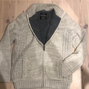 Pälsfodrad Caridgan - En mysig fodrad stickad cardigan med ett fint stickat mönster samt ull i hela insidan, otroligt tjock och varm, helt perfekt för vinterklimat. Hör av dig vid eventuella frågor eller funderingar!