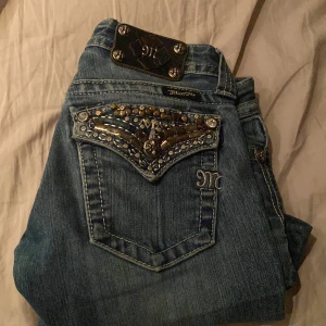 Miss me Bootcut jeans - Blåa miss me jeans i storlek 26. Har sytt upp dom längst ner så passar om man är runt 155-162 typ. Skriv om ni har frågor eller prisförslag! Köpte dom på Benin denim pop uppen