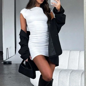 Vit tight klänning - Snygg vit klänning med tight passform och kort längd. Den är ärmlös och perfekt för en stilren look. Passar bra med en jacka eller kavaj för en trendig outfit. Pris kan diskuteras - Dm för fler bilder, info :) 