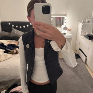 Svart dunväst från Moncler - Svart monclear i storlek 0, passar mig som vanligtvis är en S. Knappt använd, i mycket bra skick, säljer då den aldrig används. Äktehetsbevis finns digitalt. Pris kan diskuteras ❤️