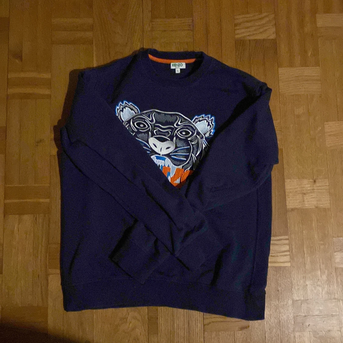 Mörkblå tröja med tigerbroderi från Kenzo - 2