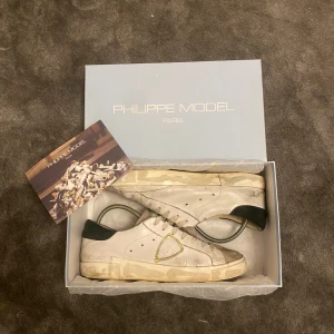 Philippe Model skor - Phillipe model skor i storlek 41 men sitter som 42. Skick 6/10 finns defekter i bak av sulan men som ofta blir av denna model. Ingår: Skor samt allt OG. Pris kan diskuteras vid smidig affär. Hör av dig vid minsta fundering eller fler bilder!