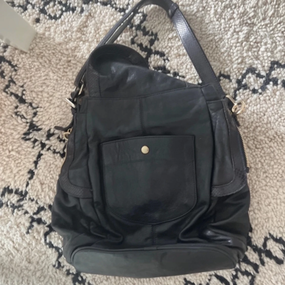 Svart axelväska i skinn - 90