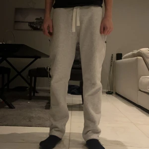 Russe merch byxor - Säljer nu ett par helt nya Russe Merch byxor som aldrig kommit till användning, byxorna är perfekta för en chill dag eller sköna att ha i skolan dom gör sig riktigt snygga med snöre båda vid midjan och ner mot skorna, skick är självklart 10/10 både tjejer och killar kan bära dessa vilket är bra, hör av er vid minsta fundering😁