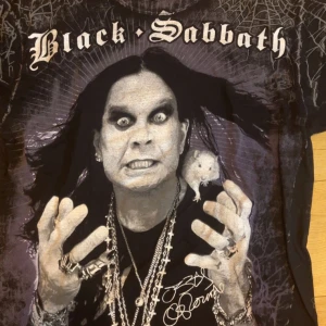 INTRESSEKOLL på min Vintage Black Sabbath t-shirt - Köp den här tröjan om du vill ha oändligt me swag 😅✌️den har inga defekter😜