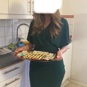 Grön från Bubbleroom - Snygg grön från Bubbleroom med korta ärmar och v-ringad design. Perfekt för en elegant look. Klänningen är ej använd. Pris kan diskuteras vid snabbt och smidigt köp!